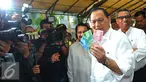 Gubernur BI Agus Martowardojo menunjukan uang baru kepada masyarakat di Blok M Square, Jakarta, Senin (19/12). BI baru merilis 11 uang rupiah pecahan baru yang terdiri atas tujuh uang kertas dan empat uang logam. (Liputan6.com/Angga Yuniar)