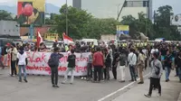 Puluhan mahasiswa yang tergabung dalam Mahasiswa Indonesia Menggugat (MIM) menggelar aksi demonstrasi dan long march menolak Omnibus Law Undang-undang (UU) Cipta Kerja di Bandung, Jumat (23/10/2020). (Liputan6.com/Huyogo Simbolon)