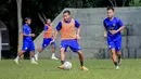 <p>Arema FC menggelar latihan perdana untuk persiapan Liga 1 2022/2023 di Lapangan Universitas Brawijaya Malang, Selasa (10/5/2022). (Bola.com/Iwan Setiawan)</p>