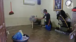 Banjir merendam rumah warga di RW 06 kawasan Mekarsari, Depok, Jawa Barat, Sabtu (20/2/2021). Banjir yang disebabkan meluapnya aliran Kali Cipinang Timur ini terjadi akibat intensitas hujan tinggi di wilayah tersebut (Liputan6.com/Herman Zakharia)