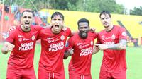 Para pemain Semen Padang rayakan keberhasilan mengalahkan PSIS Semarang di ajang BRI Liga 1 2024/2025. (Nandang Permana/Bola.com)