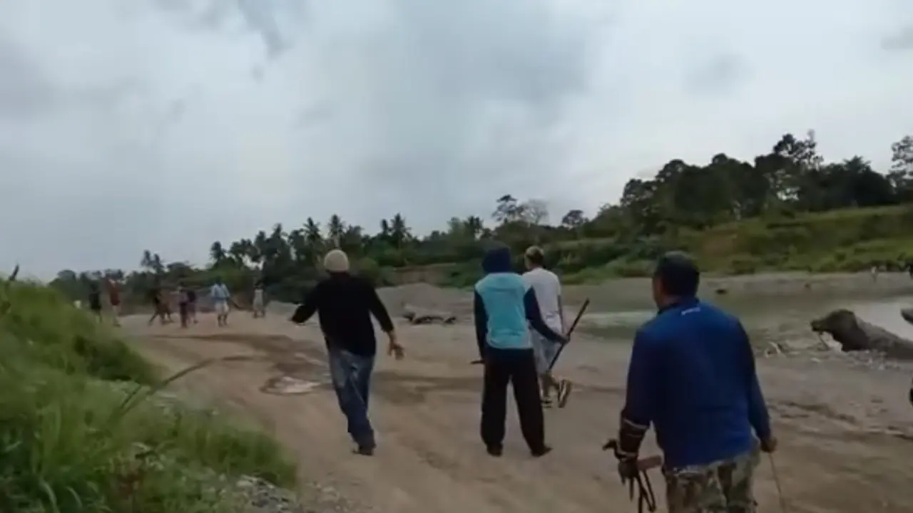 Tangkapan layar video kelompok warga dan pekerja tambang saling serang di Sungai Bila, Sidrap (Liputan6.com/Istimewa)