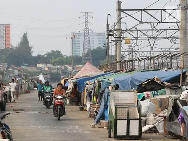 Gubuk liar berdiri di sepanjang jalur inspeksi Kanal Banjir Barat di Tanah Abang, Jakarta, Jumat (3/11). Kurangnya pengawasan menyebabkan daerah tersebut kembali dipenuhi gubuk liar. (Liputan6.com/Immanuel Antonius)
