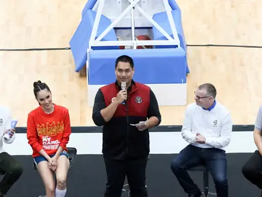 Menteri Pemuda dan Olahraga Dito Ariotedjo (tengah), Executive Director FIBA David Crocke (kedua kanan), Brand Ambassador FIBA World Cup 2023 Cinta Laura (kedua kiri), Ketua Umum Perbasi Danny Kosasih (kanan), Perwakilan FIBA Indonesia Cahyadi Wanda (kiri) saat mengumumkan Brand Ambassador baru untuk FIBA World Cup 2023 di Indonesia Arena, Senayan, Jakarta, Selasa (11/7/2023). (Liputan6.com/Herman Zakharia)