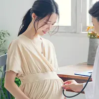 Ilustrasi ibu hamil memeriksakan kesehatannya/copyright shutterstock.com/metamorworks