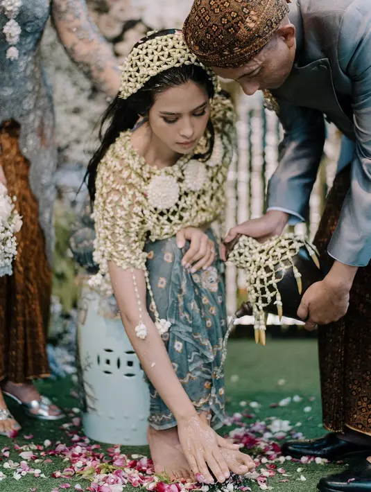 Makeup sederhana terlihat dari setiap prosesi hari bahagia Maudy Ayunda. Begitu juga dengan perhiasan yang ia gunakan, sebagai pemanis sempurna setiap pakaian yang dikenakan.