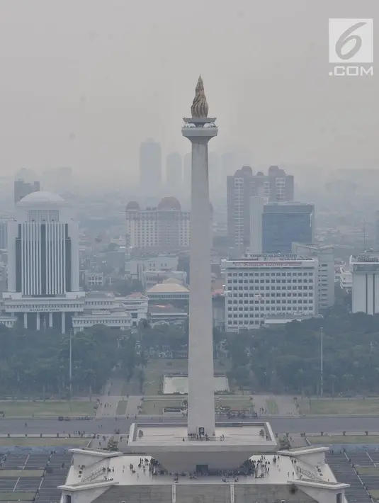 Suasana Ibu Kota yang diselimuti kabut di Jakarta, Selasa (10/7). Polusi di Jakarta menurut BreezoMeter bersumber dari asap kendaraan bermotor, pembakaran lahan, kegiatan memasak, aktivitas pabrik, dan asap rokok. (Merdeka.com/Iqbal S. Nugroho)