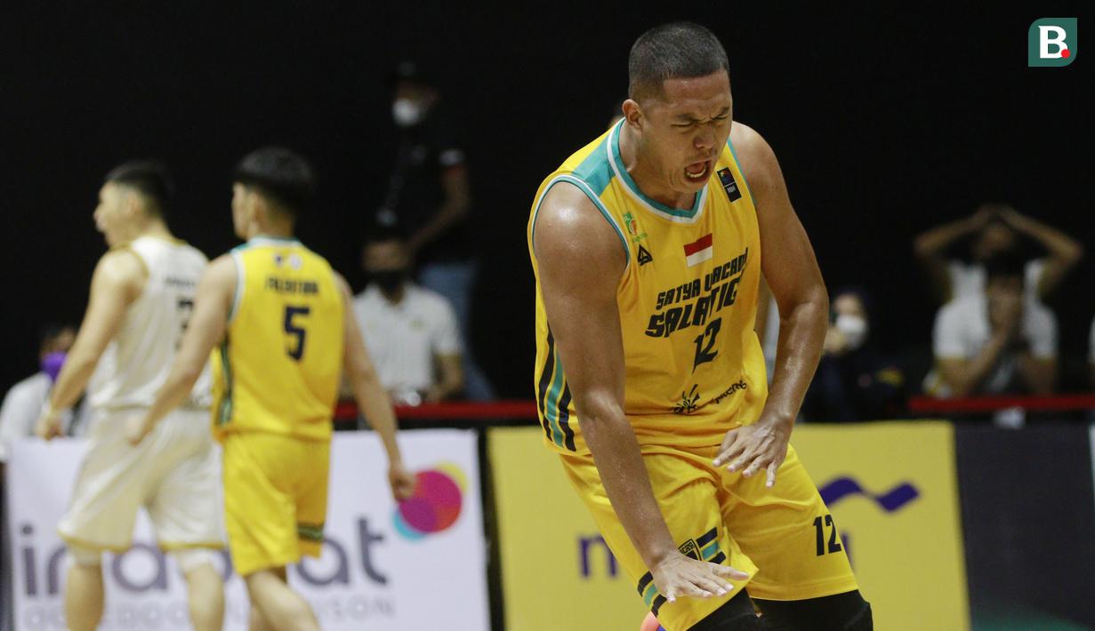 Pemain Satya Wacana Salatiga, Henry Cornelis Lakay melakukan selebrasi saat melawan Dewa United Surabaya dalam laga IBL 2022 di Hall Basket GBK, Jakarta, Selasa (18/1/2022). Satya Wacana Salatiga kalah dengan skor 64-66. (Bola.com/M Iqbal Ichsan)