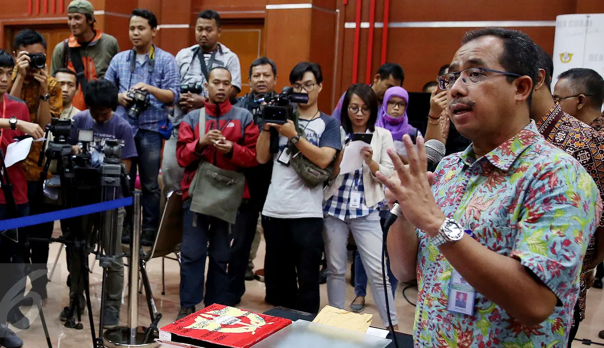 Direktur Jenderal Bea dan Cukai ‎Heru Pambudi memberikan keterangan saat gelar barang bukti temuan dokumen palsu berupa 36 e-KTP Palsu dan 32 NPWP yang dikirim dari Kamboja, di kantor Bea Cukai, Jakarta, Jumat (10/2). (Liputan6.com/Johan Tallo)