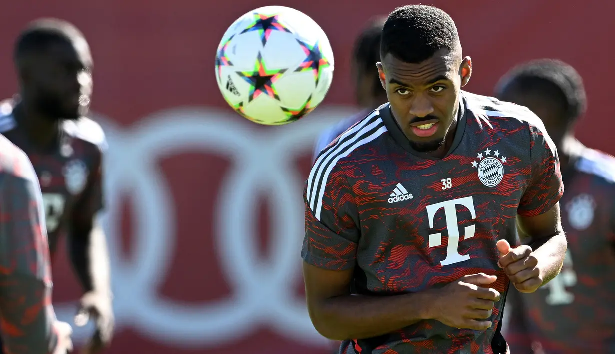 Gelandang Bayern Munchen, Ryan Gravenberch menyundul bola saat sesi latihan (12/9/2022) di Munich menjelang menghadapi Barcelona pada laga fase Grup C Liga Champions 2022/2023. Ryan Gravenberch yang baru didatangkan Bayern Munchen pada awal musim 2022/3034 dari Ajax Amsterdam nyatanya tak memenuhi ekspektasi. Jika dilepas, Liverpool yang sempat meminatinya sebelum didapatkan Bayern Munchen tentu akan bergerak cepat untuk menampungnya. (AFP/Christof Stache)