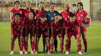 Octavianti Dwi Nurmalita (nomor 7) saat memperkuat Timnas Indonesia Wanita dalam laga uji coba melawan Bahrain beberapa waktu lalu. (Dok. Instagram/octaviantidwi_nurmalitaa)