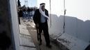 Kompleks masjid, situs suci bagi Muslim dan Yahudi, yang dikenal sebagai Temple Mount, memiliki sejarah panjang konfrontasi, termasuk insiden pada tahun 2021 yang memicu perang 10 hari antara Israel dan gerakan Islam yang berkuasa di Gaza, Hamas. (AP Photo/Mahmoud Illean)
