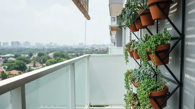 Model Balkon Rumah Sejuk dengan Tanaman Tahan Panas. AI