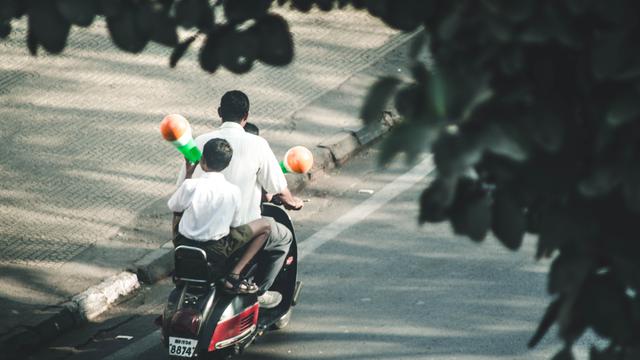Ilustrasi ngabuburit ayah dan anak