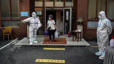 Seorang perempuan yang sudah menyelesaikan masa karantina keluar dari lokasi karantina khusus di Beijing, ibu kota China, pada 7 Juli 2020. Mulai Selasa (7/7), orang-orang yang berisiko tinggi terpapar COVID-19 di pasar Xinfadi akan secara bertahap dibebaskan dari karantina. (Xinhua/Peng Ziyang)