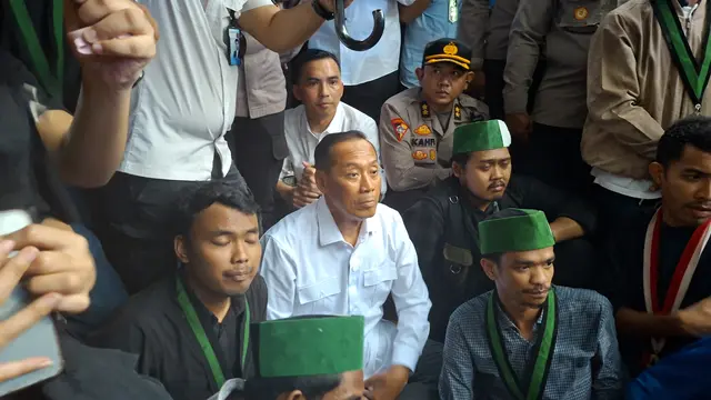 Wakil Menteri Pendidikan Tinggi, Sains, dan Teknologi, Fauzan, menemui mahasiswa yang berunjuk rasa di depan gedung Kemdiktisaintek, Jakarta, Senin (4/5/2026).