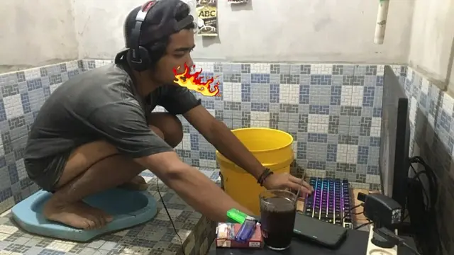 5 Potret Nyeleneh Main Game di Kamar Mandi Ini Bikin Ngakak