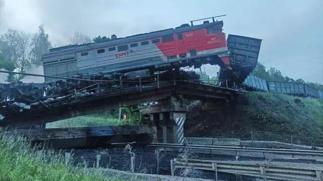 Jembatan runtuh di wilayah Kursk, yang berbatasan dengan Ukraina. Gambar dipublikasikan pada 1 Juni 2025. (Gubernur Alexander Khinshtein Telegram via AP)