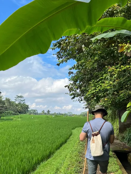 Ketimbang pamer foto dengan pantainya, Nay dan Fito justru tampak asyik menikmati suasana hijaunya Bali dengan sawahnya yang terhampar luas. (Instagram @naymirdad)