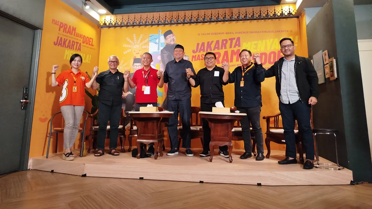 Ketua Tim Pemenangan Pramono Anung-Rano Karno, Lies Hartono alias Cak Lontong di Rumah Pemenangan Pramono-Rano di Jakarta Pusat, Minggu sore (8/12/2024).