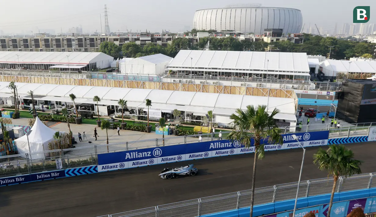 <p>Pebalap Mercedes EQ Formula E Team, Nyck De Vries saat prepractice satu pada ajang Formula E di Jakarta International e-Prix Circuit (Jakarta E-Prix), Ancol pada Sabtu (4/6/2022). (Bola.com/M Iqbal Ichsan)</p>