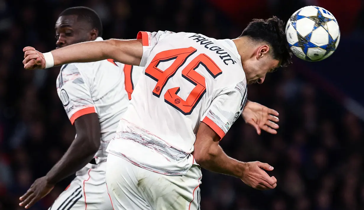 Pemain Bayern Munchen, Aleksandar Pavlovic menyundul bola dalam laga Liga Champions 2025/2026 melawan PSG di Parc des Princes, Paris, Prancis, Selasa (04/11/2025) waktu setempat. (AFP/Franck Fife)