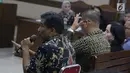Tersangka suap kerja sama pengangkutan pupuk, Bowo Sidik Pangarso (kiri) memberi keterangan sebagai saksi pada sidang lanjutan suap dengan terdakwa, Asty Winasti di Pengadilan Tipikor Jakarta, Rabu (26/6/2019). (Liputan6.com/Helmi Fithriansyah)