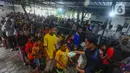 Sejumlah anak-anak dan warga antusias mendapatkan paket makanan ini. (merdeka.com/Arie Basuki)