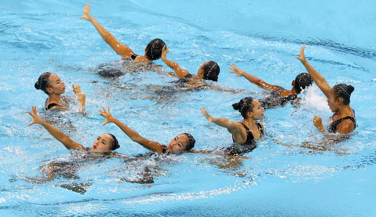 Tim renang indah Indonesia beraksi di nomor Team Technical & Free Routine SEA Games 2015. (Bola.com/Arief Bagus)