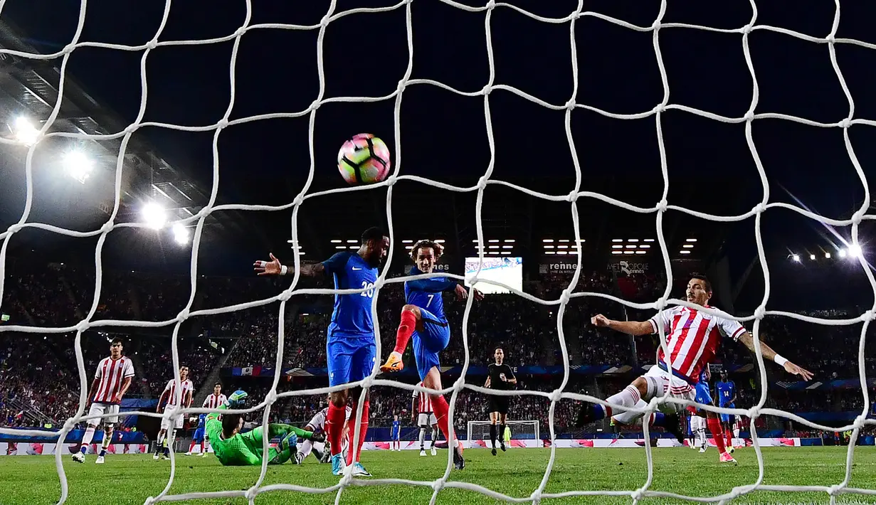 Gelandang Prancis, Antoine Griezmann, mencetak gol ke gawang Paraguay pada laga uji coba di Stadion Roazhon Park, Rennes (02/06/17). Prancis menang 5-0. (AFP/Frank Fife)