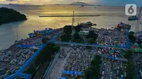 Ribuan kendaraan mengantri untuk menaiki kapal penyebrangan di Pelabuhan Merak, Cilegon, Banten, Sabtu (6/4/2024). Diprediksi puncak arus mudik pelabuhan merak terjadi pada malam ini hingga esok pagi. (Liputan6.com/Angga Yuniar)