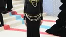 Karlie Kloss mengumumkan kehamilan anak ke-2 di red carpet Met Gala. Ia mengekspos baby bumpnya dengan dress hitam dengan detail gold dari Loewe. [@themetgalaofficial]