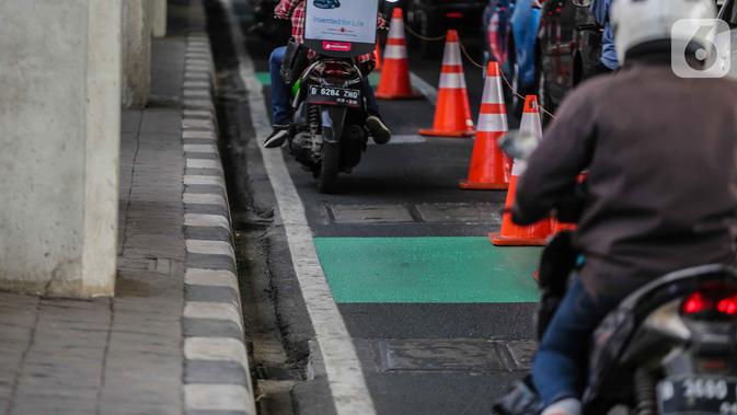 Pengendara kendaraan bermotor melintasi jalur khusus sepeda di Jalan Fatmawati Raya, Jakarta Selatan, Rabu (30/10/2019). Pemerintah Provinsi DKI Jakarta terpaksa menunda pembangunan jalur sepeda pada 2020 yang menelan biaya sebesar Rp73,7 miliar. (Liputan6.com/Faizal Fanani)