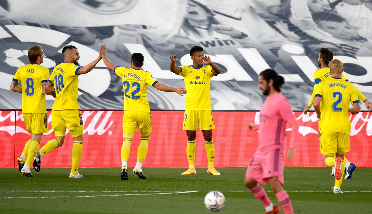 Para pemain Cadiz merayakan gol yang dicetak oleh Anthony Lozano ke gawang Real Madrid pada laga Liga Spanyol di Stadion Alfredo Di Stefano, Minggu (18/10/2020). Real Madrid takluk dengan skor 1-0. (AFP/Pierre- Philipe Marcou)