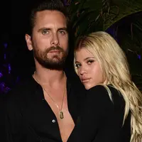 Sofia Richie kembali menghabiskan waktu dengan anak-anak Scott Disick. (etonline)