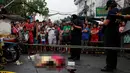 Aparat polisi Manila mengambil gambar jenazah Nora Acielo yang tewas ditembak orang tak dikenal di Manila, Filipina, Kamis (8/12). Acielo ditembak saat sedang mengantarkan kedua anaknya berangkat sekolah. (REUTERS/Erik De Castro)