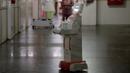 Robot interaktif 'Zafi' yang akan digunakan di ruang isolasi Covid -19 dalam demo di rumah sakit Stanley Medical di Chennai, 6 April 2020. Robot ini dikerahkan untuk melayani makanan dan obat-obatan bagi pasien Covid-19 dalam upaya meminimalkan tenaga medis tertular virus corona. (Arun SANKAR/AFP)