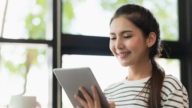 Ilustrasi bermain tablet.