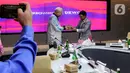 Menteri Komunikasi dan Informatika Johnny G Plate (kanan) memberikan cinderamata kepada Menteri Komunikasi dan Multimedia Malaysia Tan Sri Annuar Musa saat melakukan pertemuan bilateral di Kantor Kementerian Kominfo, di Jakarta, Jumat (19/8/2022). Dalam pertemuan bilateral tersebut kedua menteri mendiskusikan berbagai hal termasuk infrastruktur dan tata kelola ruang digital. (Liputan6.com/Johan Tallo)