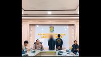 Kapolres Metro Jakarta Timur Kombes Alfian Nurrizal bersama pemilik wedding organizer (WO) Marwah sepasang suami istri (pasutri) RM dan ER. (Tangkapan Layar Instagram @alfiannurrizal.id)