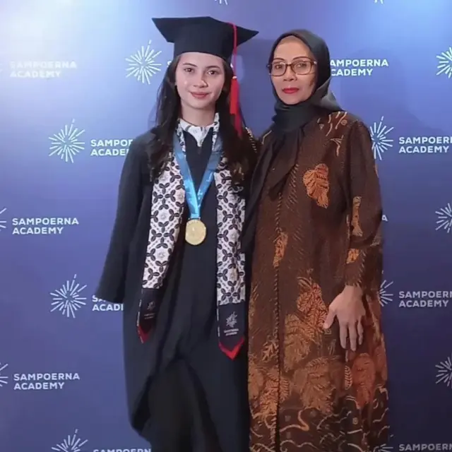 6 Momen Wisuda SMP Richelle Skornicki Adik Sandrinna, Didampingi Ibunda