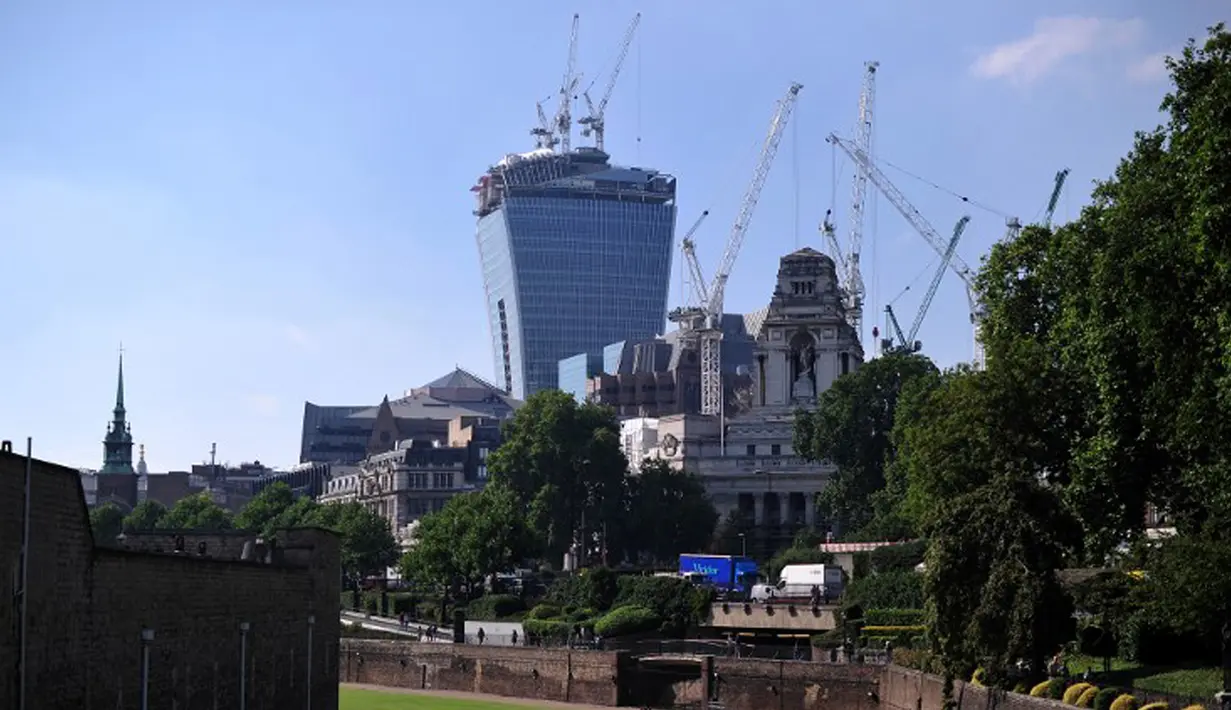 Pemandangan gedung pencakar langit Kota London, yang dijuluki Walkie Talkie, 30 Agustus 2013. Gedung bertingkat 37 ini memenangkan Piala Carbuncle yang diberikan setiap tahun kepada gedung yang dipandang sebagai terburuk di Inggris.(AFP PHOTO/CARL COURT)