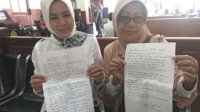 Terdakwa dugaan kasus pencemaran nama baik, ujaran Idiot, Ahmad Dhani Prasetyo kembali merilis surat curahan hati (curhat) yang ditulisnya di dalam Rumah Tahanan (Rutan) Klas I Surabaya, di Medaeng Sidoarjo.