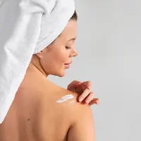 ilustrasi mengaplikasikan body lotion/copyright&nbsp;freepik.com/freepik