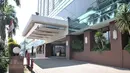 Petugas keamanan berjaga di depan Hotel Alexis, Jakarta, Rabu (28/3). Penutupan disebabkan oleh sejumlah pelanggaran yang ditemui Pemprov DKI Jakarta, antara lain pemeriksaan, praktik prostitusi, dan perdagangan manusia. (Merdeka.com/Iqbal S. Nugroho)