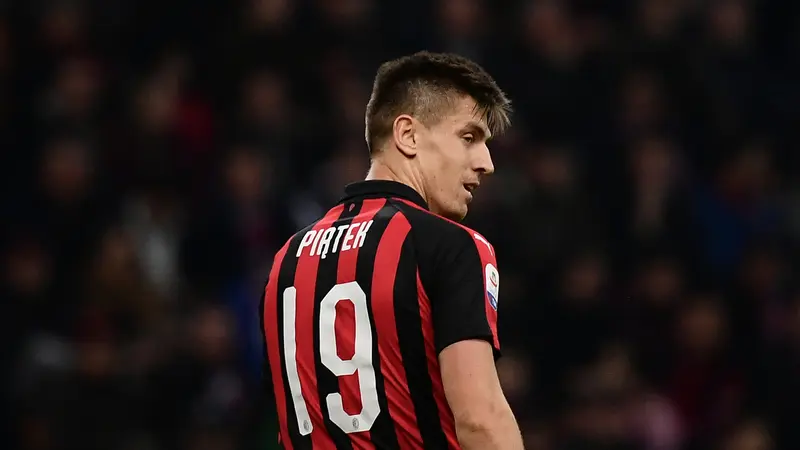 Striker AC Milan, Krzysztof Piatek, memperhatikan rekannya saat melawan Empoli pada laga Serie A. (AFP/Marco Bertorello)