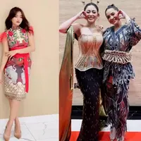 Fuji tampil cantik mengenakan dress batik merah dengan aksen bulu di bahu. [@fuji_an]