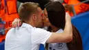 Penyerang Inggris, Jamie Vardy dicium mesra oleh sang istri, Ribka Vardy usai laga babak 16 besar Piala Eropa 2016 antara Inggris vs Islandia, di Stade de Nice, Selasa (28/6) dinihari. Inggris menyerah 1-2 dari Islandia. (REUTERS/Kai Pfaffenbach Livepic)