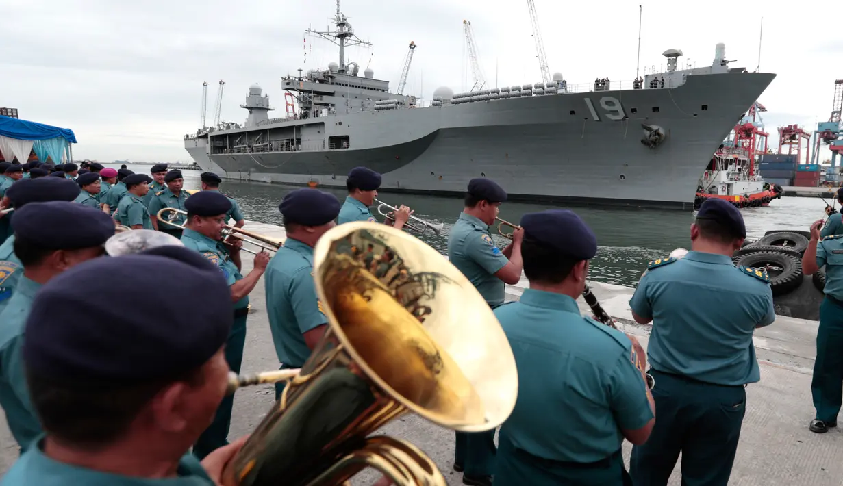 Personel TNI AL menyambut kedatangan kapal komando Amerika Serikat USS Blue Ridge (LCC-19) di dermaga JICT 2, Pelabuhan Tanjung Priok, Jakarta, Rabu (1/5/2019). Kunjungan kapal komando Armada ke-7 AS itu dalam rangka peringatan ke-70 tahun hubungan diplomatik Indonesia dan AS. (AP/Dita Alangkara)
