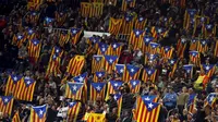 Bendera Estelada milik separatis Catalonia berkibar pada laga Liga Champions antara Barcelona melawan Bate Borisov di Stadion Camp Nou, Spanyol, Rabu (4/11/2015). (Reuters/Albert Gea)